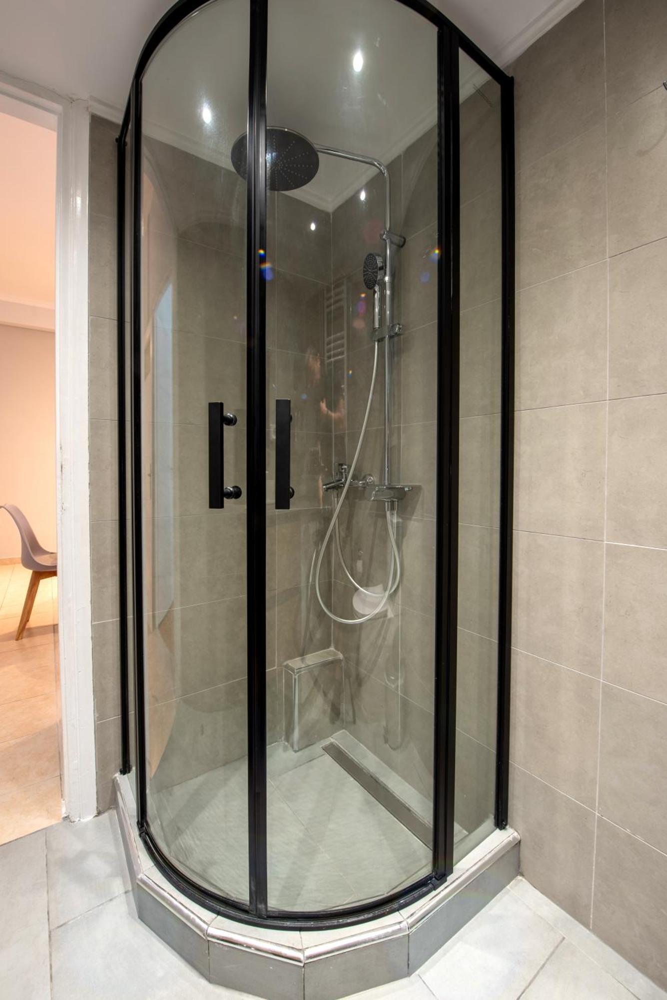 Spacious And Modern One Bedroom Apartment Athena Bagian luar foto